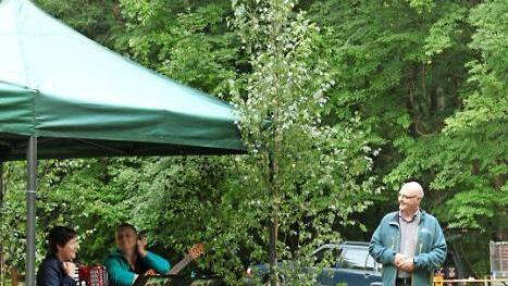 Das Duo "Les Francophiles"musizierte im Bruderwald. Foto: p