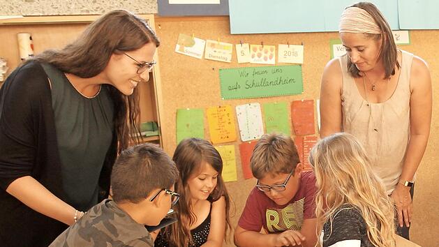 Die kommunale Jugendbeauftragte Eva Pfeil (links) und Klassenlehrerin Kerstin Fischer von der 4b begleiteten die Sch&uuml;ler (von links) Leon, Nele, Luca und Annabell bei ihrer Arbeit am Tablet. Foto: G&uuml;nther Geiling