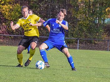Knie an Knie: Beim Kampf um den Ball könnte es zur Kollission kommen zwischen dem Münnerstädter Niklas Markart (rechts)  und Thulbas Julian Wüscher.Hopf