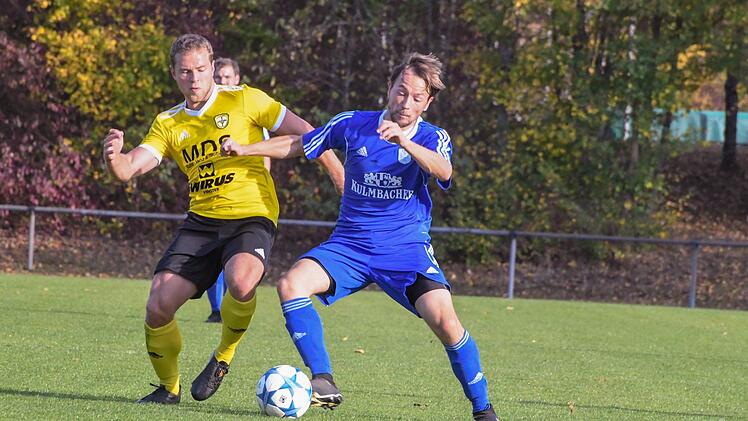 Knie an Knie: Beim Kampf um den Ball könnte es zur Kollission kommen zwischen dem Münnerstädter Niklas Markart (rechts)  und Thulbas Julian Wüscher.Hopf