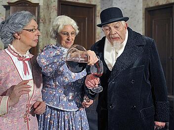 Eine vergn&uuml;gliche Kriminalkom&ouml;die ist "Arsen und Spitzenh&auml;ubchen". Hier eine Szene Foto: PR