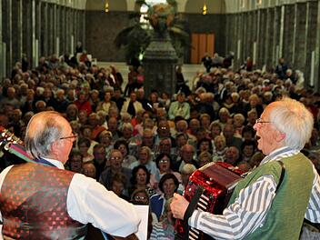 Edmund Seller (links) und Robert Bauch vermitteln Lebensfreude durch Singen. Foto: Werner Vogel