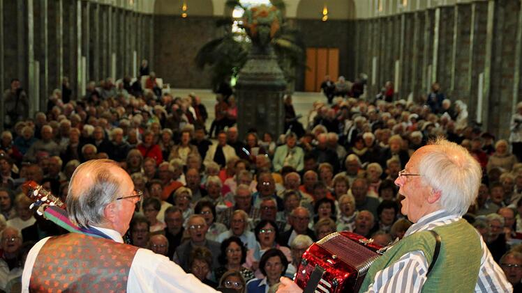 Edmund Seller (links) und Robert Bauch vermitteln Lebensfreude durch Singen. Foto: Werner Vogel