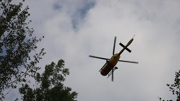 Nach einem schweren Zusammensto&szlig; in Oberfranken flog ein Rettungshubschrauber zum Unfallort. Symbolfoto: NEWS5 / Fechner