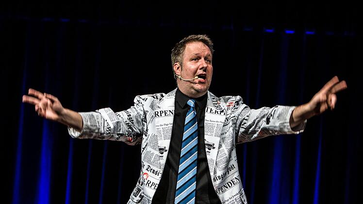 Heftigen Applaus verdiente sich das Trio TBC beim Gastspiel im ausverkauften Coburger Kongresshaus Rosengarten mit seinem satirischen Jahresrückblick.Foto: Jochen Berger