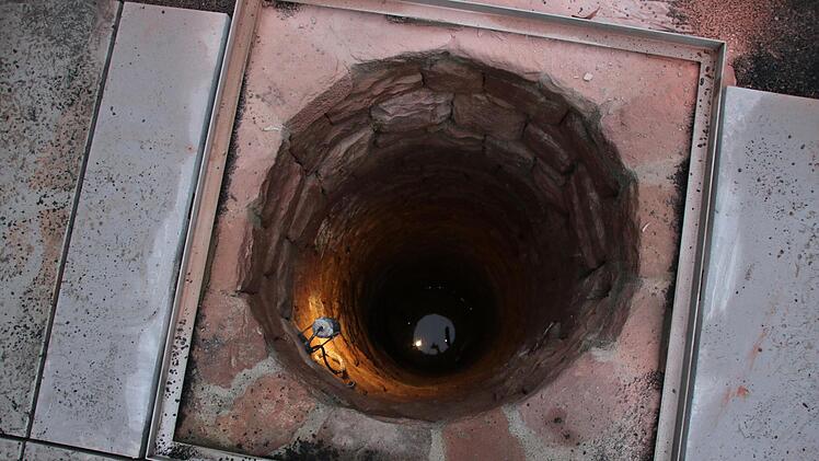 Im Innenhof wird ein mehrere Meter tiefer Brunnen sichtbar gemacht. Foto: Ralf Ruppert