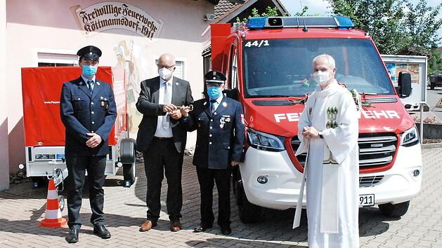 Bei der Fahrzeugsegnung (von rechts): Pfarrer Mayr, Erster Kommandant Manfred Wittmann, Erster B&uuml;rgermeister Klaus Homann, Erster Vorsitzender Andreas Krolikowski