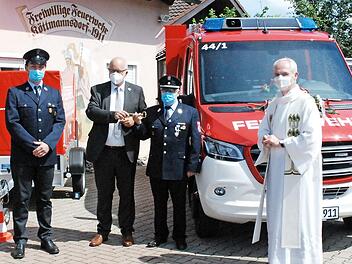 Bei der Fahrzeugsegnung (von rechts): Pfarrer Mayr, Erster Kommandant Manfred Wittmann, Erster Bürgermeister Klaus Homann, Erster Vorsitzender Andreas Krolikowski