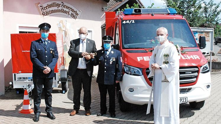 Bei der Fahrzeugsegnung (von rechts): Pfarrer Mayr, Erster Kommandant Manfred Wittmann, Erster Bürgermeister Klaus Homann, Erster Vorsitzender Andreas Krolikowski