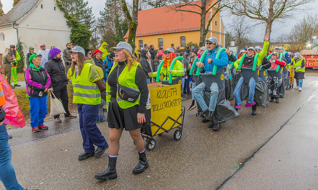 Buntes Faschingstreiben begeistert groß und klein.