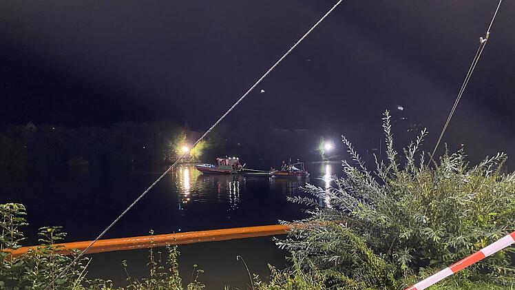 W&uuml;rzburg: &Ouml;l-Austritt auf Main - Schifffahrt gesperrt