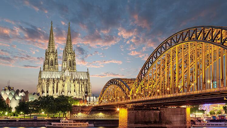 Köln Dom am Rhein mit Brücke Skyline
