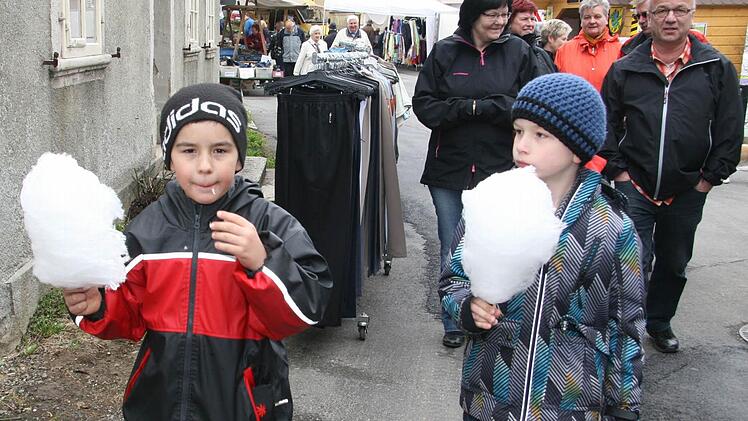 Fritz Bodenschatz und Leon Krügel genießen ihre dicke Zuckerwatte.