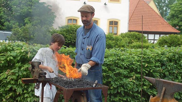Heißes Hobby: Stephan König (rechts) und Sohn Jakob schmieden wie in alten Zeiten.