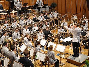 Musikstudenten in Uniform werden sie gerne genannt. In den Semesterferien ihres Studiums an der Robert Schumann Hochschule für Musik in Düsseldorf gehen sie als Ausbildungsmusikkorps mit ihrem musikalischen Leiter Oberstleutnant Michel Euler auf Konzertreise.  Fotos: Peter Klopf