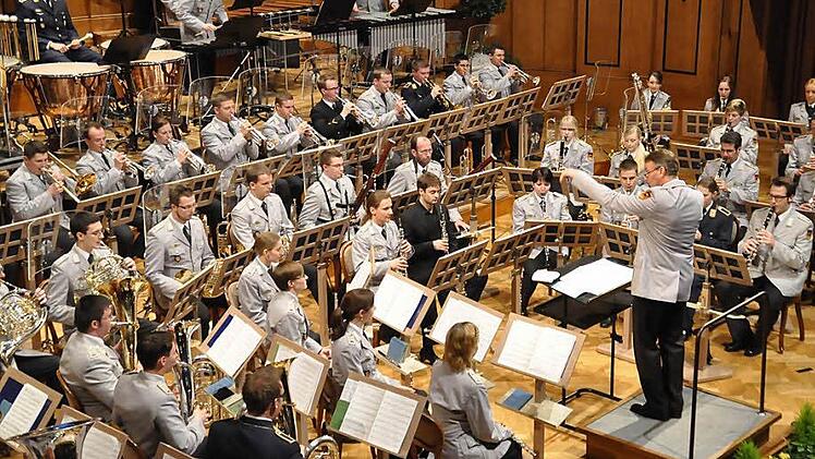 Musikstudenten in Uniform werden sie gerne genannt. In den Semesterferien ihres Studiums an der Robert Schumann Hochschule für Musik in Düsseldorf gehen sie als Ausbildungsmusikkorps mit ihrem musikalischen Leiter Oberstleutnant Michel Euler auf Konzertreise.  Fotos: Peter Klopf