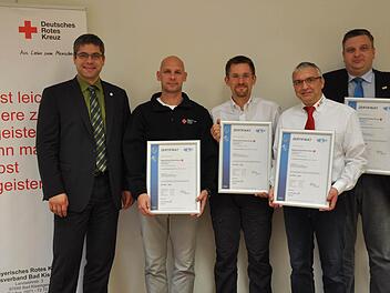BRK-Kreisgeschäftsführer Thomas Stadler (links) und sein Vertreter Thomas Schlott (rechts) freuen sich mit den Mitarbeitern.  Foto: privat