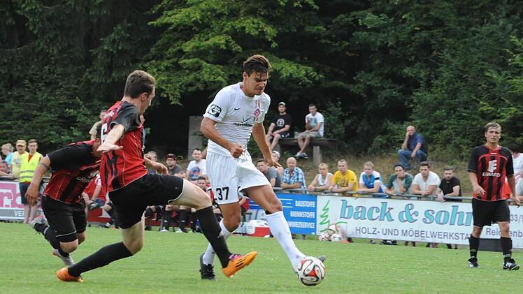 Szene aus dem Totopokalspiel zwischen dem FC Reichenbach (rot-schwarze Trikots) gegen die Würzburger Kickers (0:6). Foto: Hopf