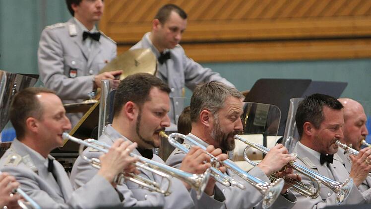 Impressionen vom Auftritt des Heeresmusikkorps Veitshöchheim in der Sporthalle der PestalozzischuleFoto: Jochen Berger