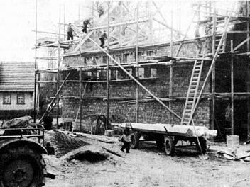 Beim Bau der Kirche war es für jeden Katzenbacher selbstverständlich, mitzuhelfen.  Repros: Alfred Sommerfeld