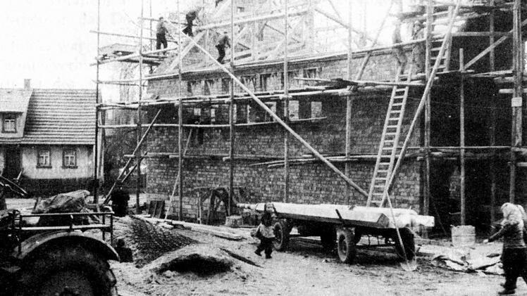 Beim Bau der Kirche war es für jeden Katzenbacher selbstverständlich, mitzuhelfen.  Repros: Alfred Sommerfeld