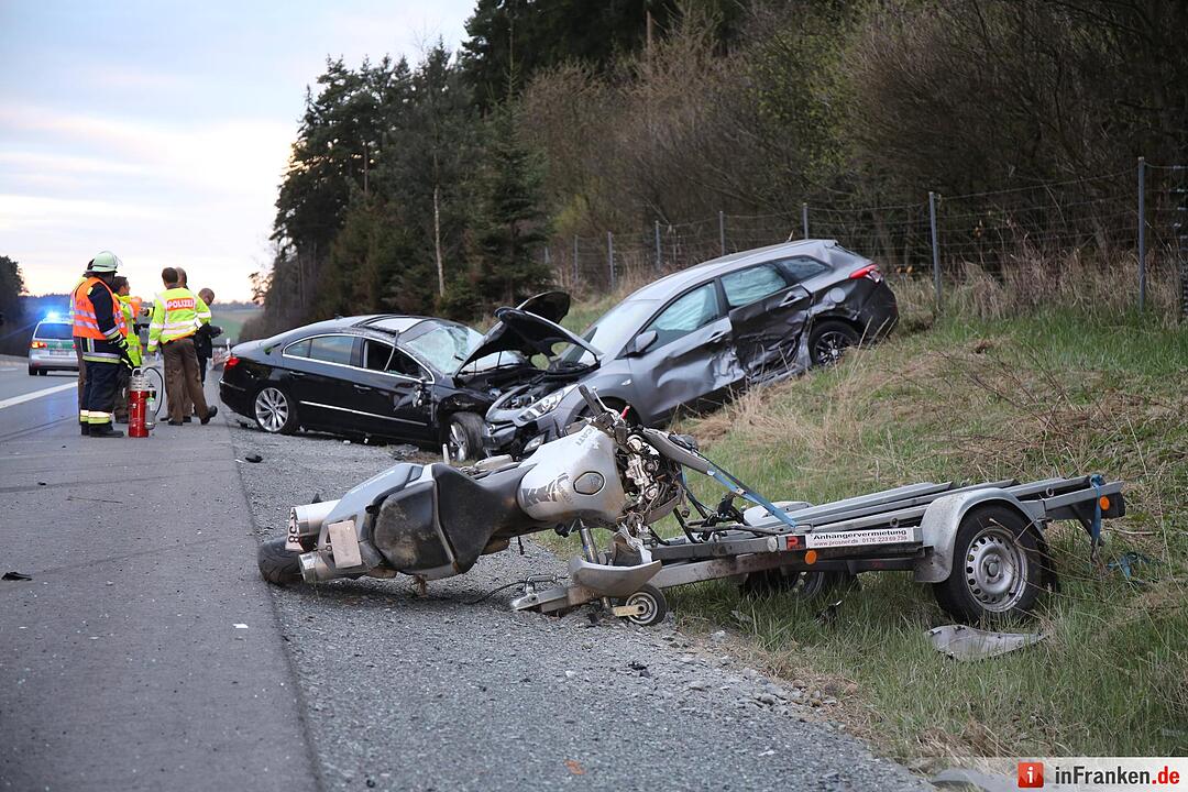 A9: 35-Jähriger verliert Kontrolle über sein Auto und kollidiert mit Anhängergespann