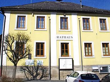 Angedacht ist, im Rahmen des Projekts "Mitfahrerbänkla" auch vor dem Rathaus einen Stützpunkt einzurichten. Foto: Archiv