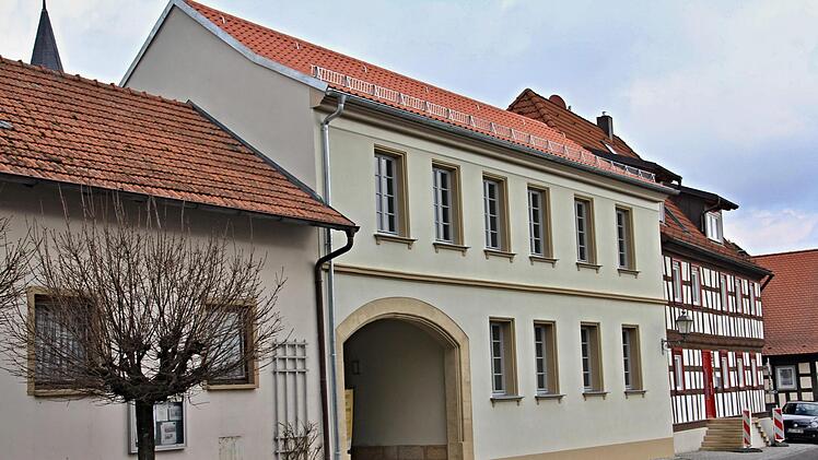 Aus der ehemaligen Metzgerei machte die Gemeinde Untermerzbach ein Schmuckstück, welches sich gut in das Ortsbild einfügt. "Bürgerwerkstatt", ist der Name für das Gebäude (mit Torbogen), welches öffentlicher Nutzung zur Verfügung gestellt wird. Einweihung ist am 24. März.H. Will