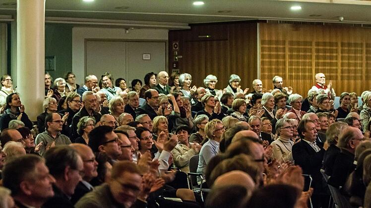 Bei der Beethoven-Gala im Coburger Kongresshaus begeisterte Alexander Lonquich gleich doppelt - als Pianist und als Dirigent des Philharmonischen Orchesters.Foto: Jochen Berger