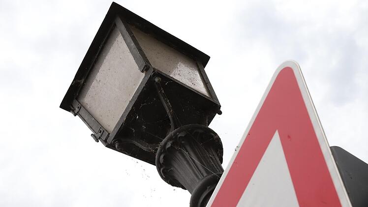 Die Kronacher Straßenlaternen sollten wieder strahlen. In der Nacht zum Donnerstag war das Beleuchtungsnetz in einem großen Bereich der Kreisstadt ausgefallen. Foto: Marian Hamacher