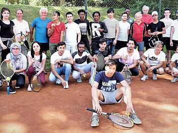 Zum Tennis-Unterricht hatte die Tennisabteilung des VfR Katschenreuth diese jungen Asylanten und Flüchtlinge eingeladen. Mit auf dem Bild auch Initiator Hans-Werner Fischer (hinten, Fünfter von links), Hubert Wagner, Peter Wuthe und Abteilungsleiter Manfred Maisel. Foto: Werner Reißaus