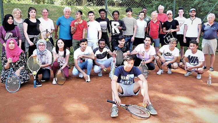 Zum Tennis-Unterricht hatte die Tennisabteilung des VfR Katschenreuth diese jungen Asylanten und Flüchtlinge eingeladen. Mit auf dem Bild auch Initiator Hans-Werner Fischer (hinten, Fünfter von links), Hubert Wagner, Peter Wuthe und Abteilungsleiter Manfred Maisel. Foto: Werner Reißaus