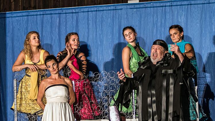 Happy End unter freiem Himmel: mit einer Musical-Version der Antiken Komödie "Lysistrata" gastierte der Fränkische Theatersommer in der Domäne Oeslau.Foto: Jochen Berger