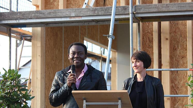 Von links: Pfarrer Dr. Blaise Okpanachi, Gemeindereferentin Petra Strauß.  Foto: Birgit Will