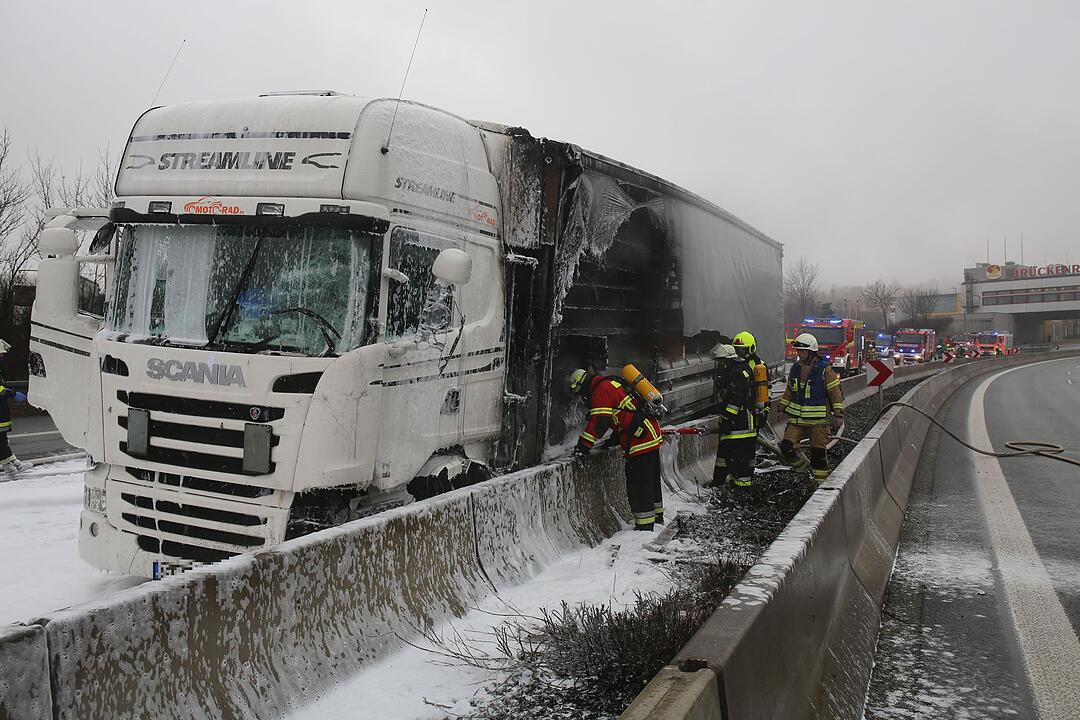 Nach Kollision mit Leitplanke: Lastwagen geht auf A9 in Flammen auf