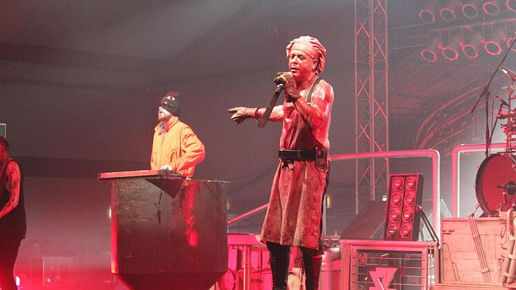 Band-Frontmann "Heli" Reißenweber in einer seiner Monturen zwischen Pizzakoch und Stahlarbeiter.