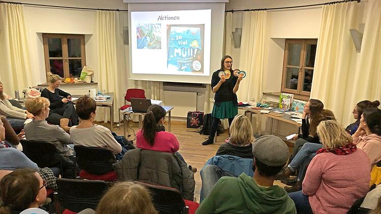 Mitglieder der Zero Waste-Gruppe erklären bei Vorträgen in Kitas und Schulen, wie sich Müll vermeiden lässt.  Foto: Bluepingu e.V.