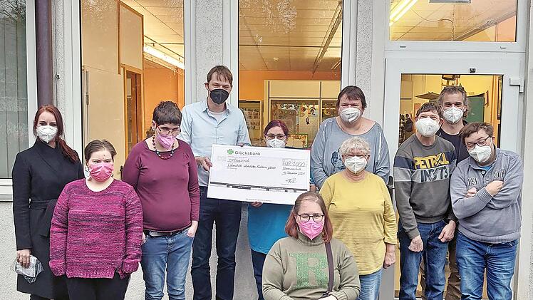 Matthias Frisch (links) und Sigfried Grau (Bild 1) sowie alle Teilnehmer der Weihnachtspostaktion (Bild 2)