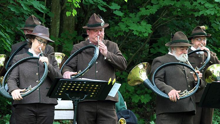 Musikalisch umrahmten Jagd- und Parforcehornbläser des Jägervereins Bad Kissingen die Hubertusmesse an der Talkirche. Foto: Dieter Britz