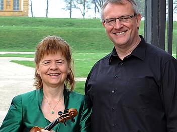 Die frühere Erste Geigerin der Bamberger Symphoniker, Eva Sohni-Wengoborski, und der Würzburger Musikprofessor Rudolf Ramming am Klavier huldigen Bartók.