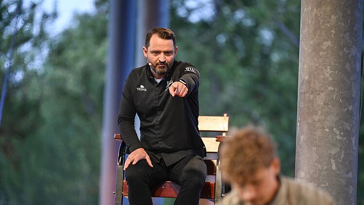 Sogar Koch-Coach Alexander Wulf findet die Aufgabe äußerst anspruchsvoll. Er unterstützt Bendzko und treibt ihn an: "Gas, Gas, Gas, go, go, go!"
