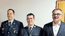 Stellv. Kommandant Sebastian Fell und neuer Kommandant Julian May, rechts B&uuml;rgermeister Harald Hofmann.
