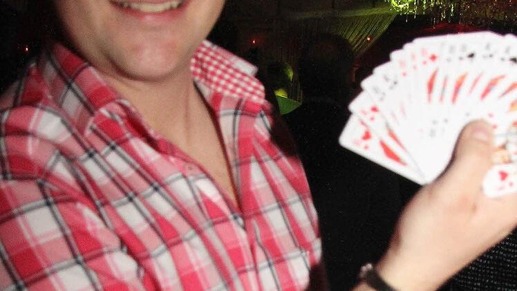 Veranstalter Jörg Hofmann gibt die Karten aus.