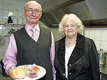Alfred Martin und seine Frau Gisela helfen bei der Betreuung der Feriengäste im Martinshof in Vorderreuth noch immer mit: Morgens um 5 Uhr machen die Senior-Chefs das Frühstück für alle. Foto: Sonja Adam