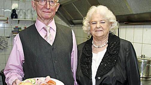 Alfred Martin und seine Frau Gisela helfen bei der Betreuung der Feriengäste im Martinshof in Vorderreuth noch immer mit: Morgens um 5 Uhr machen die Senior-Chefs das Frühstück für alle. Foto: Sonja Adam