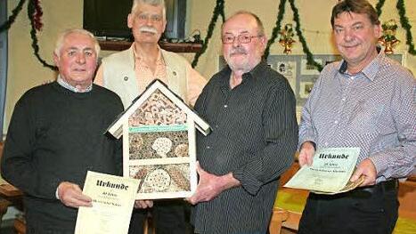 Mit einem Bienenhotel überraschte Vorsitzender Karl-Heinz Heisig (2. v. r.) Adolf Kaiser (l.), der seit 40 Jahren dem Verein die Treue hält. Mit im Bild Johannes Marabini (r.), der für 25 Jahre geehrt wurde, und Vizevorsitzender Holger Fleischer Foto: Evi Seeger