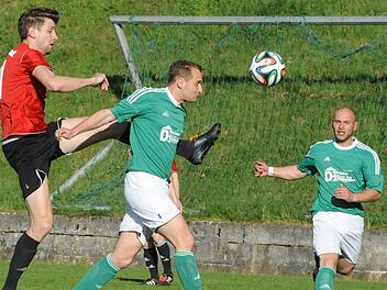 Johannes Feser (l.) traf einmal für den FC Fuchsstadt beim 3:2-Sieg gegen den SV Riedenberg um Thomas Schaab und Daniel Dorn und hatte damit maßgeblichen Anteil am Erreichen des Totopokal-Endspiels auf Kreisebene. Foto: Hopf
