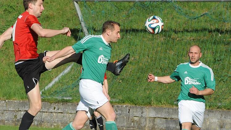 Johannes Feser (l.) traf einmal für den FC Fuchsstadt beim 3:2-Sieg gegen den SV Riedenberg um Thomas Schaab und Daniel Dorn und hatte damit maßgeblichen Anteil am Erreichen des Totopokal-Endspiels auf Kreisebene. Foto: Hopf
