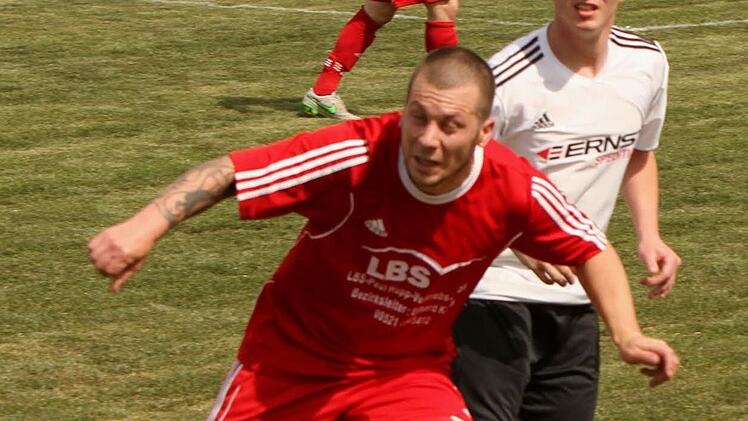 Der Unterschleichacher Sebastian Stadelmann (links) wehrt die Flanke gerade noch mit dem Kopf vor dem Untersteinbacher Fabian Behringer ab.