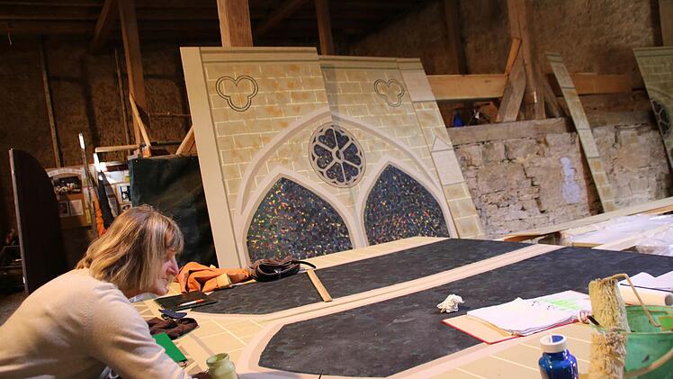 Gabriele Sebald beim Malen der Kulissen für die Kirche "Notre Dame". Foto: Heike Beudert
